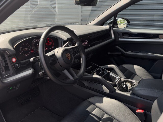2024 Porsche Cayenne photo 3