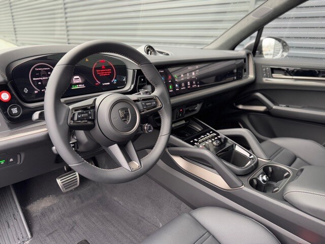 2025 Porsche Cayenne E-Hybrid Turbo photo 4