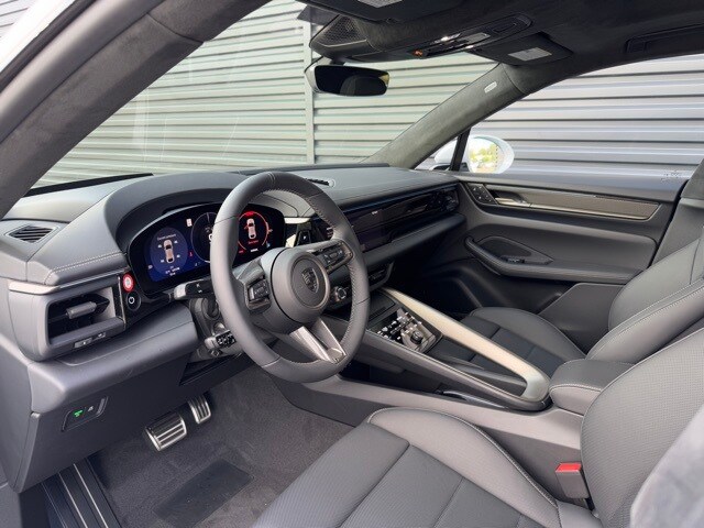 2025 Porsche Macan Electric Turbo photo 4