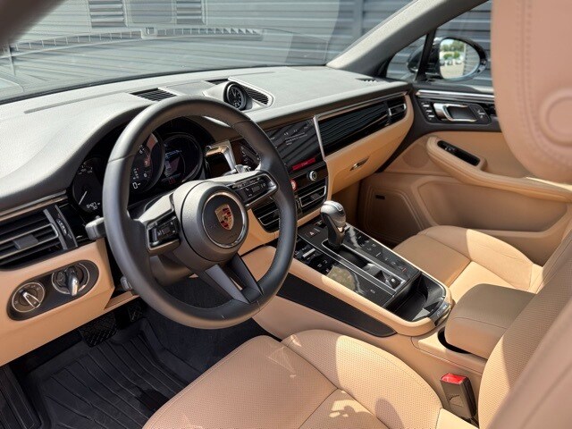 2025 Porsche Macan photo 4