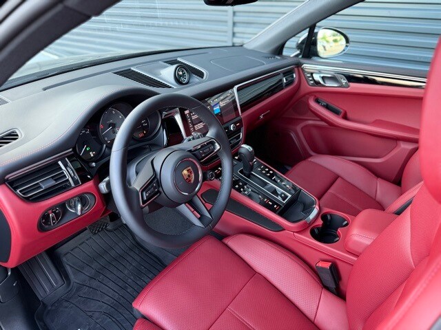 2025 Porsche Macan S photo 4