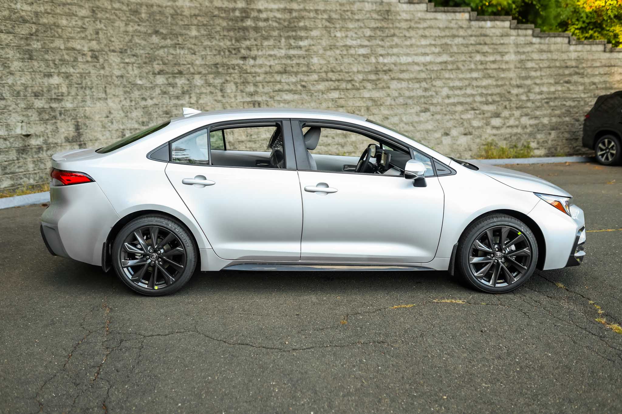 2025 Toyota Corolla SE photo 2