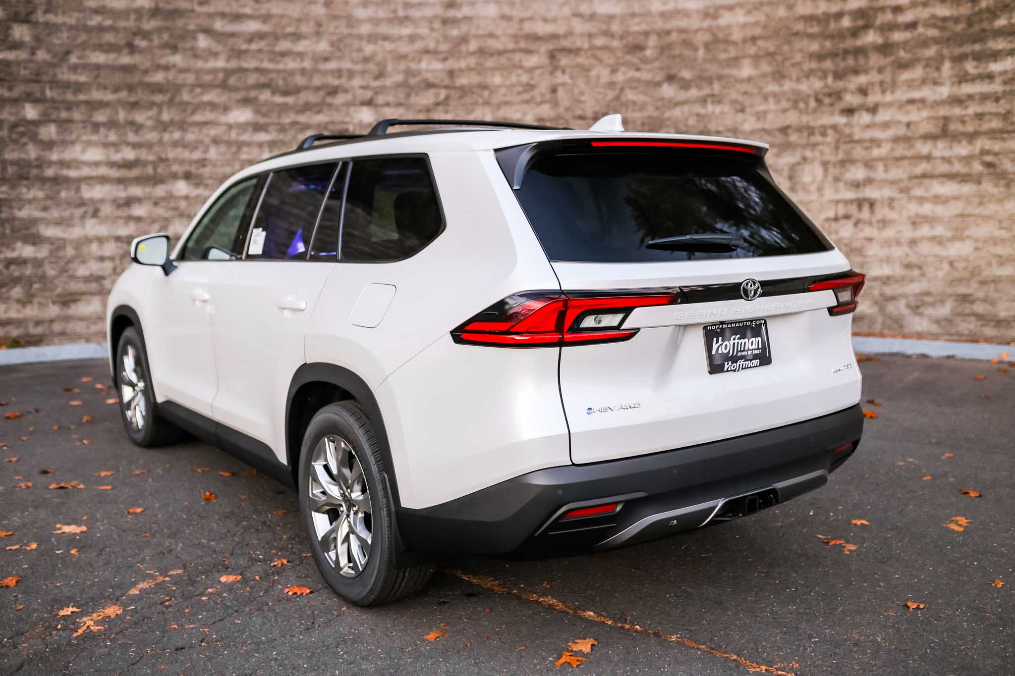 2026 Toyota Highlander Limited Hybrid photo 4