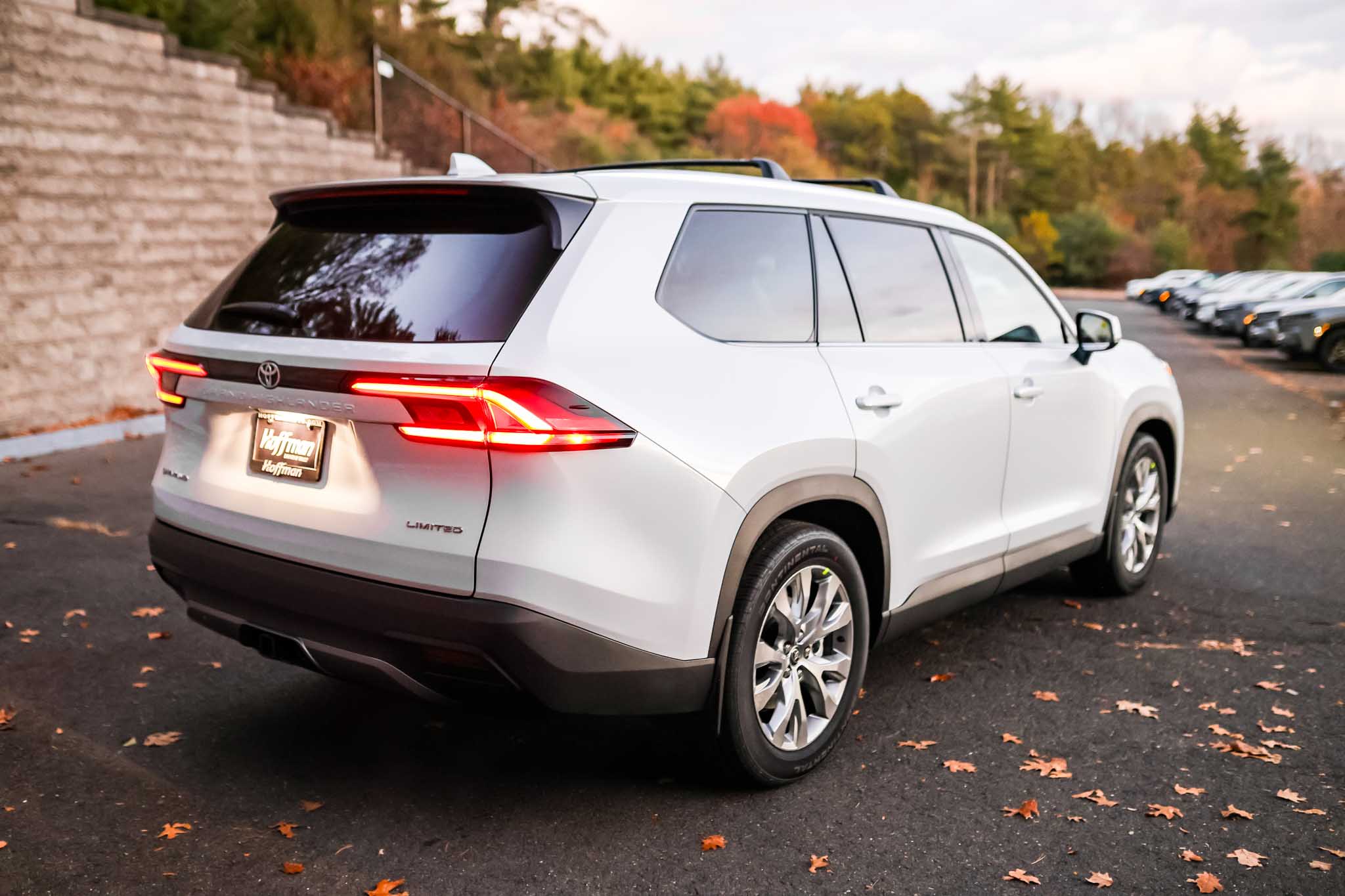 2026 Toyota Highlander Limited Hybrid photo 3