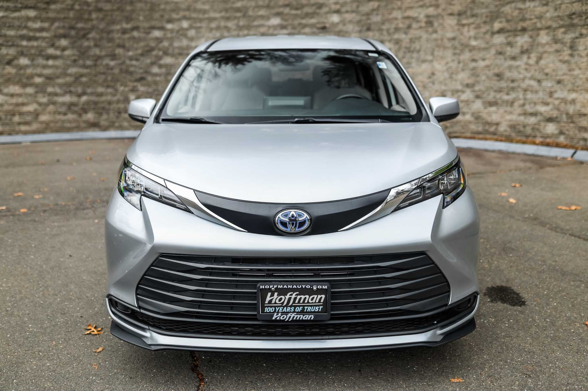 2024 Toyota Sienna LE photo 3