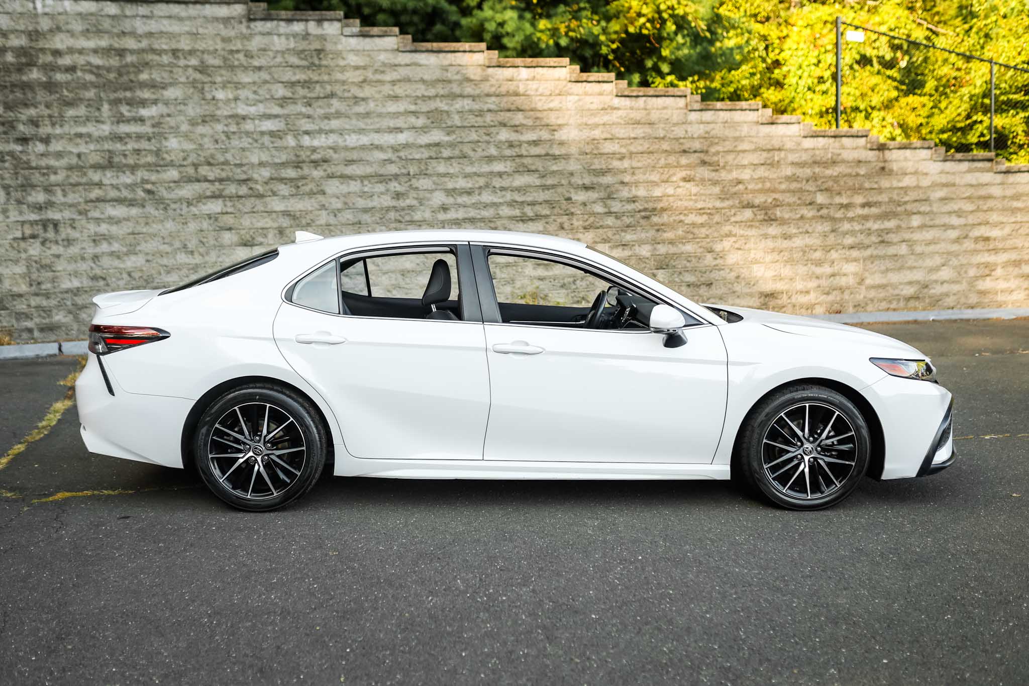 2023 Toyota Camry SE photo 3