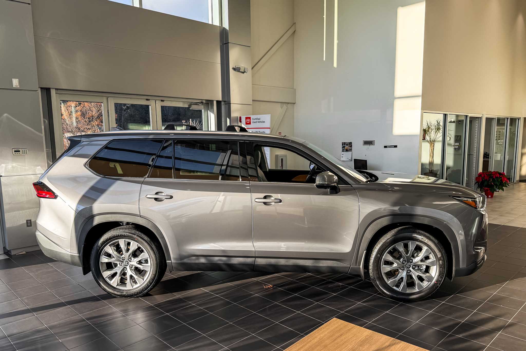 2026 Toyota Highlander Limited Hybrid photo 2