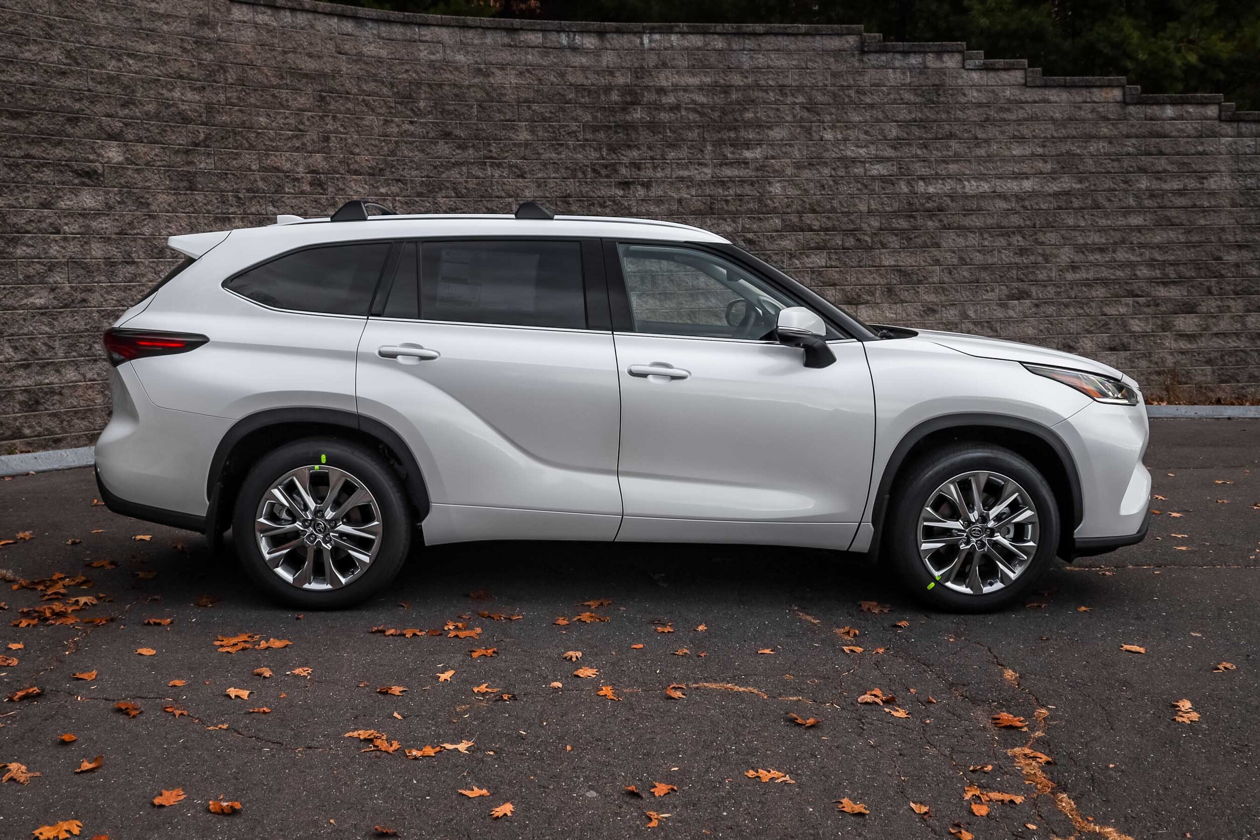 2026 Toyota Highlander Limited photo 2