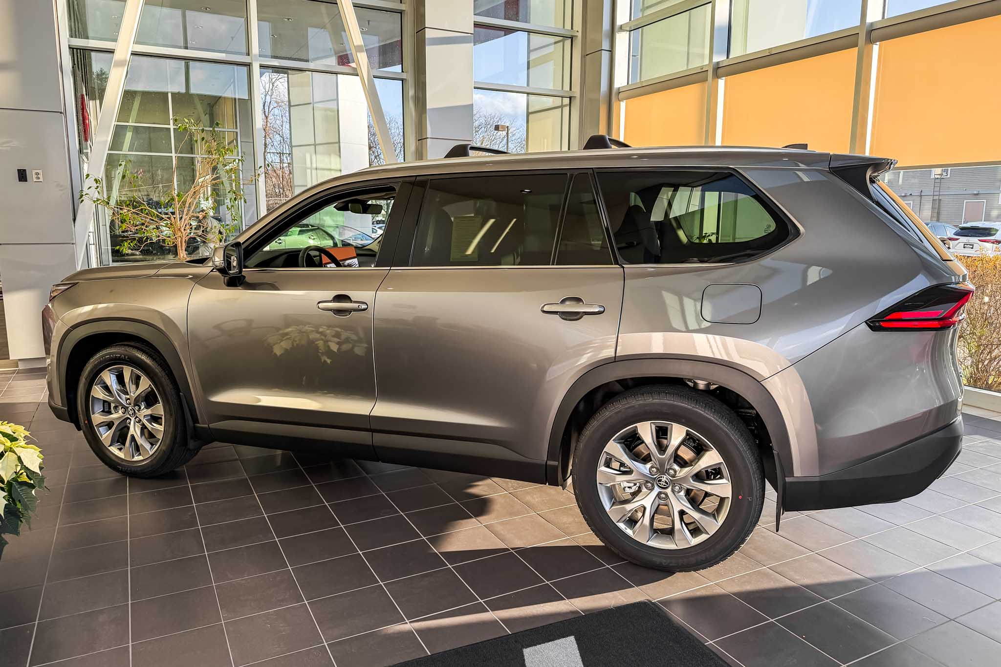 2026 Toyota Highlander Limited Hybrid photo 4