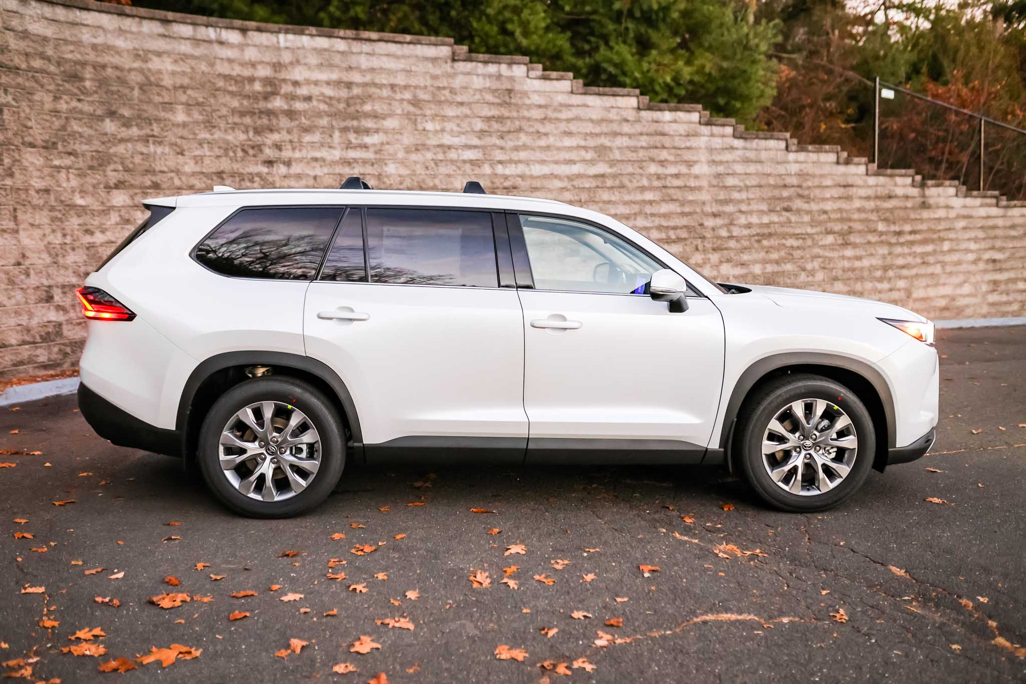 2026 Toyota Highlander Limited Hybrid photo 2