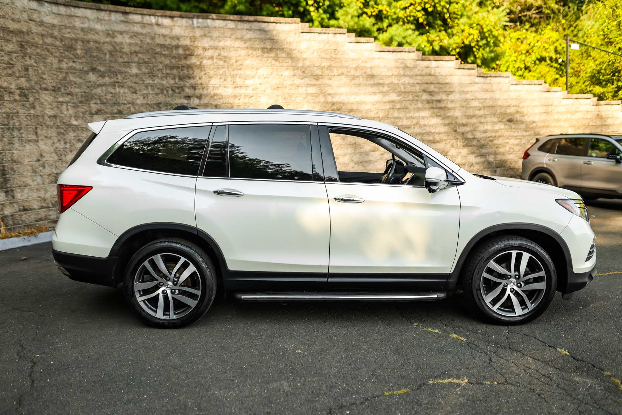 2018 Honda Pilot Touring photo 2