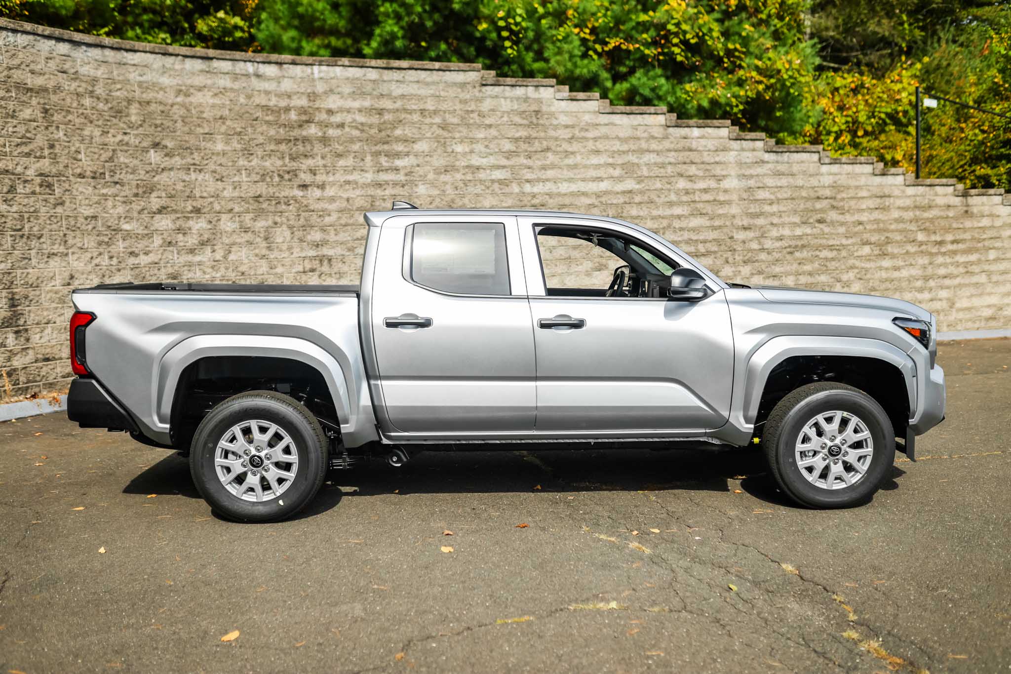 2025 Toyota Tacoma SR 4x4 Double Cab photo 2