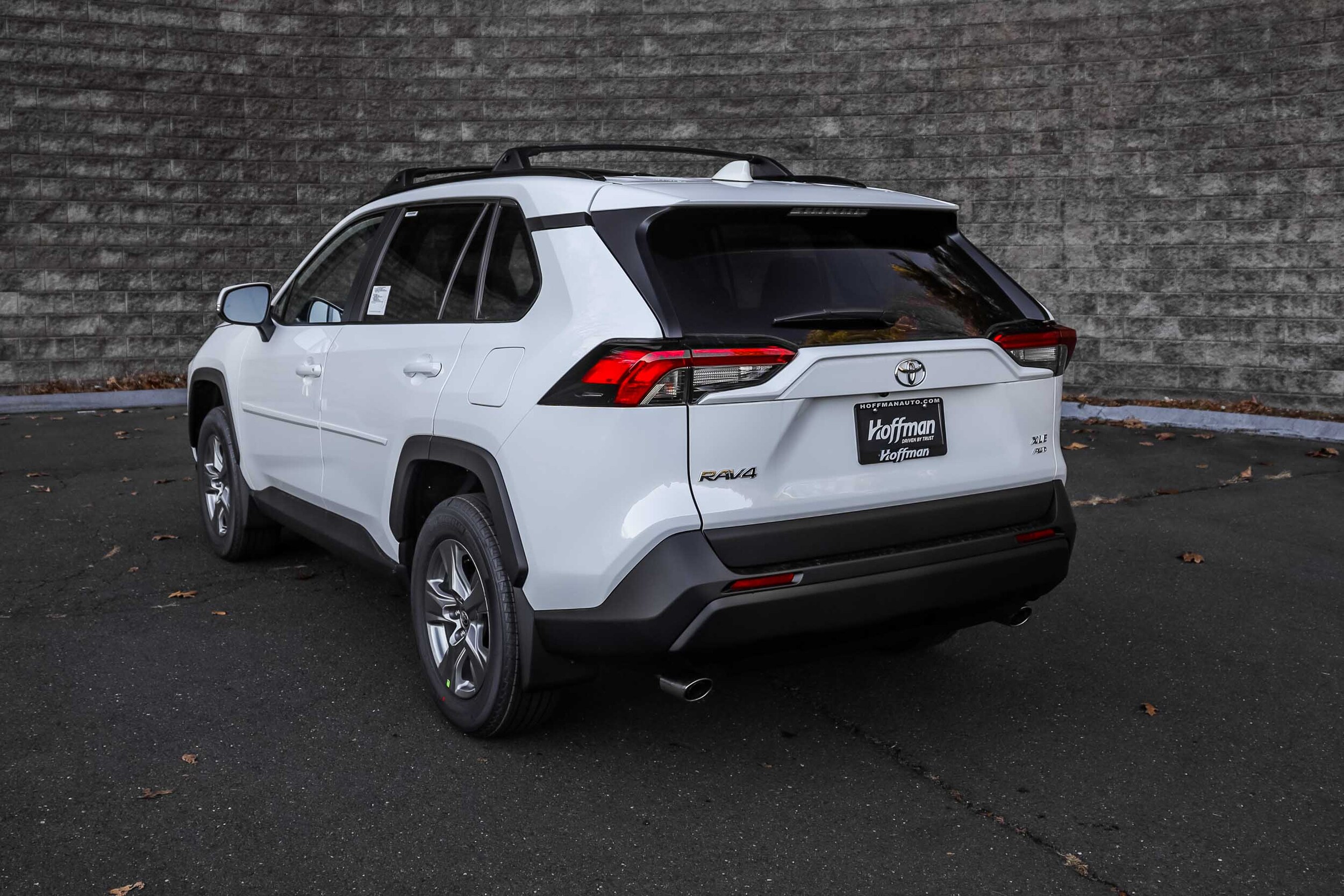 2025 Toyota RAV4 XLE photo 4