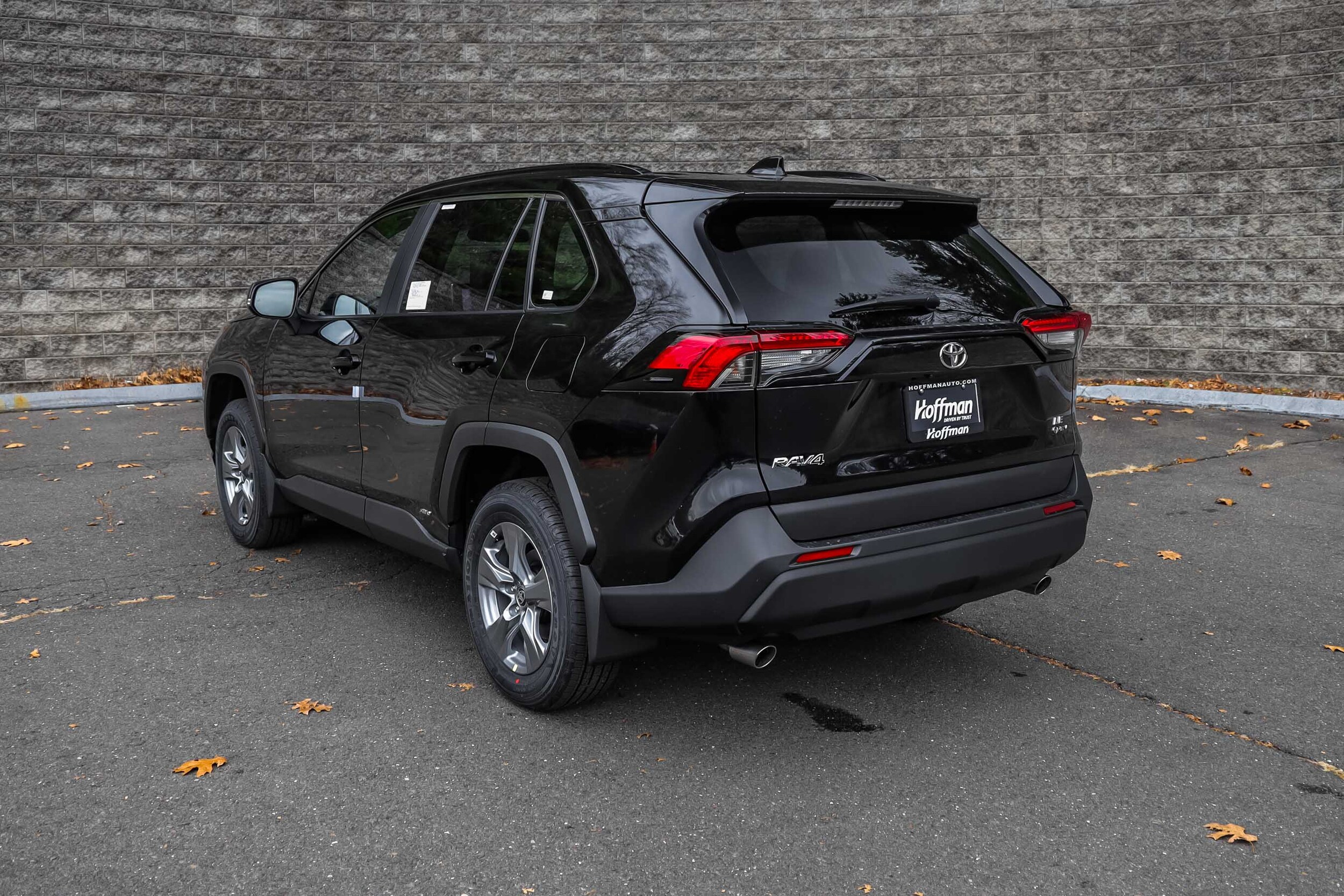 2025 Toyota RAV4 Hybrid LE photo 4