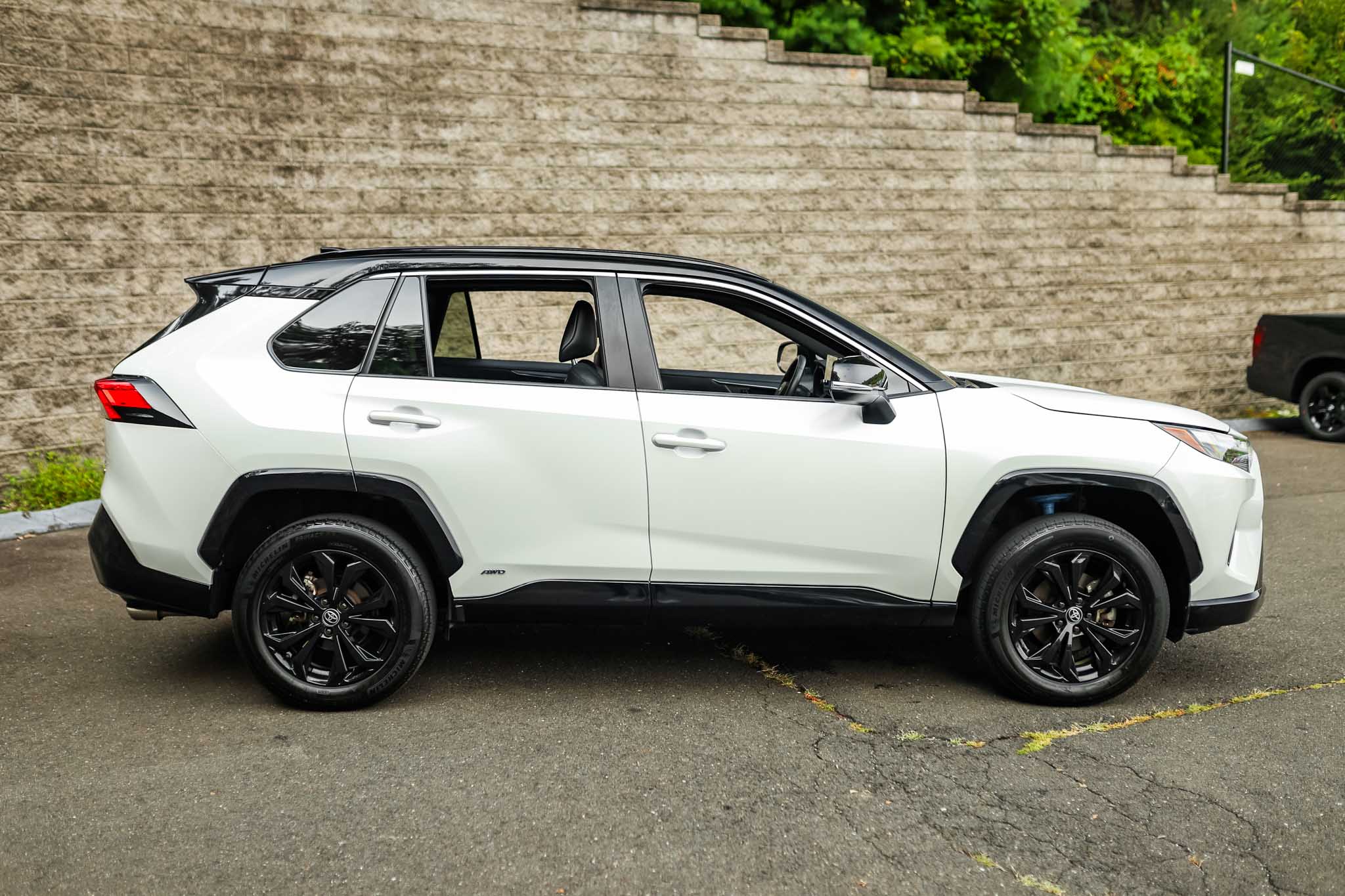 2023 Toyota RAV4 Hybrid XSE photo 2