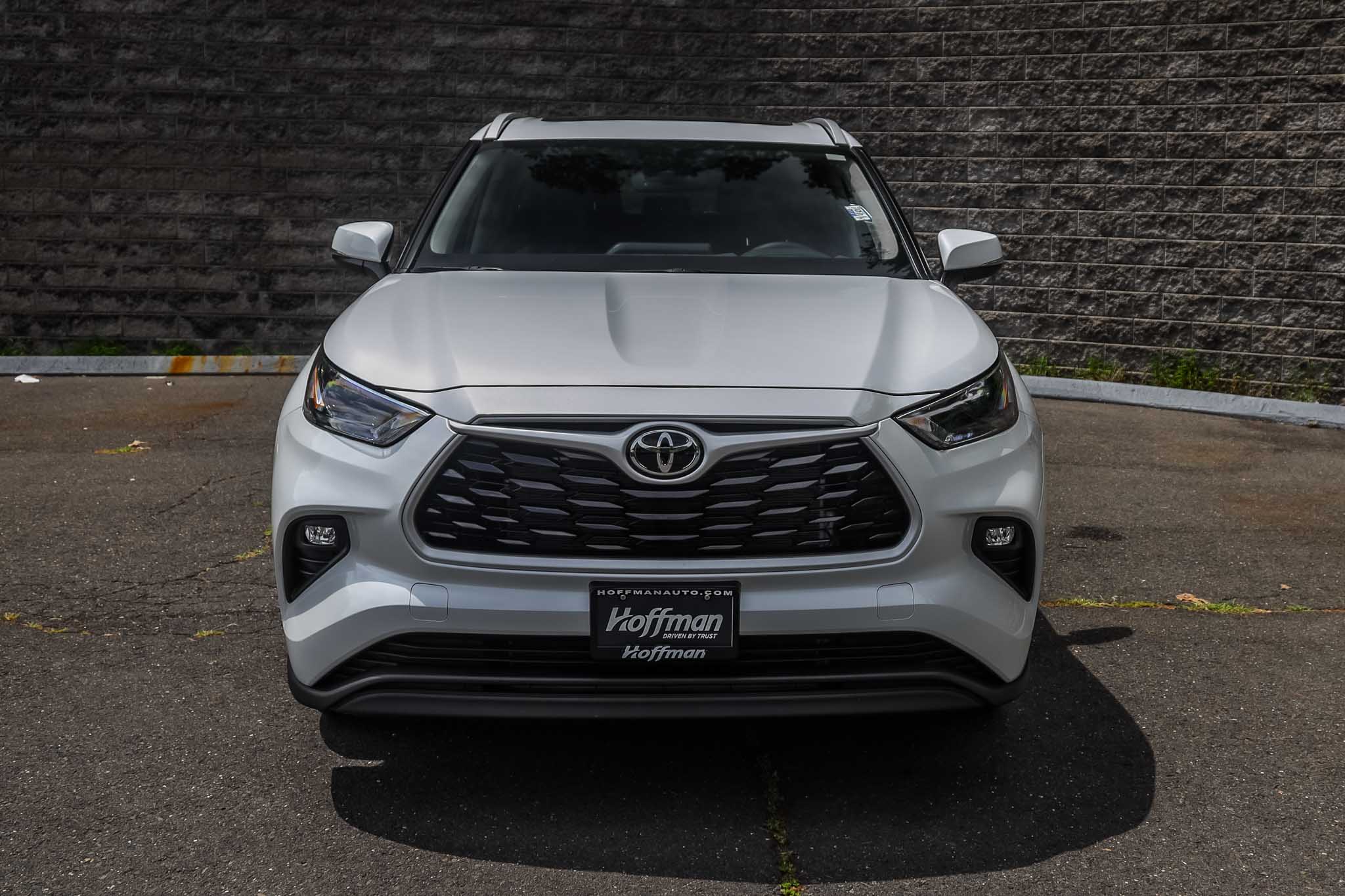 2025 Toyota Highlander XLE photo 2