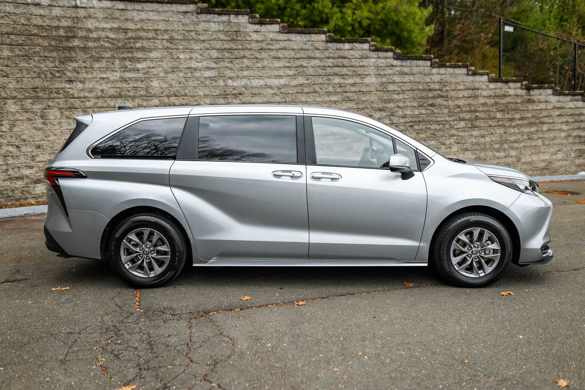 2024 Toyota Sienna LE photo 4