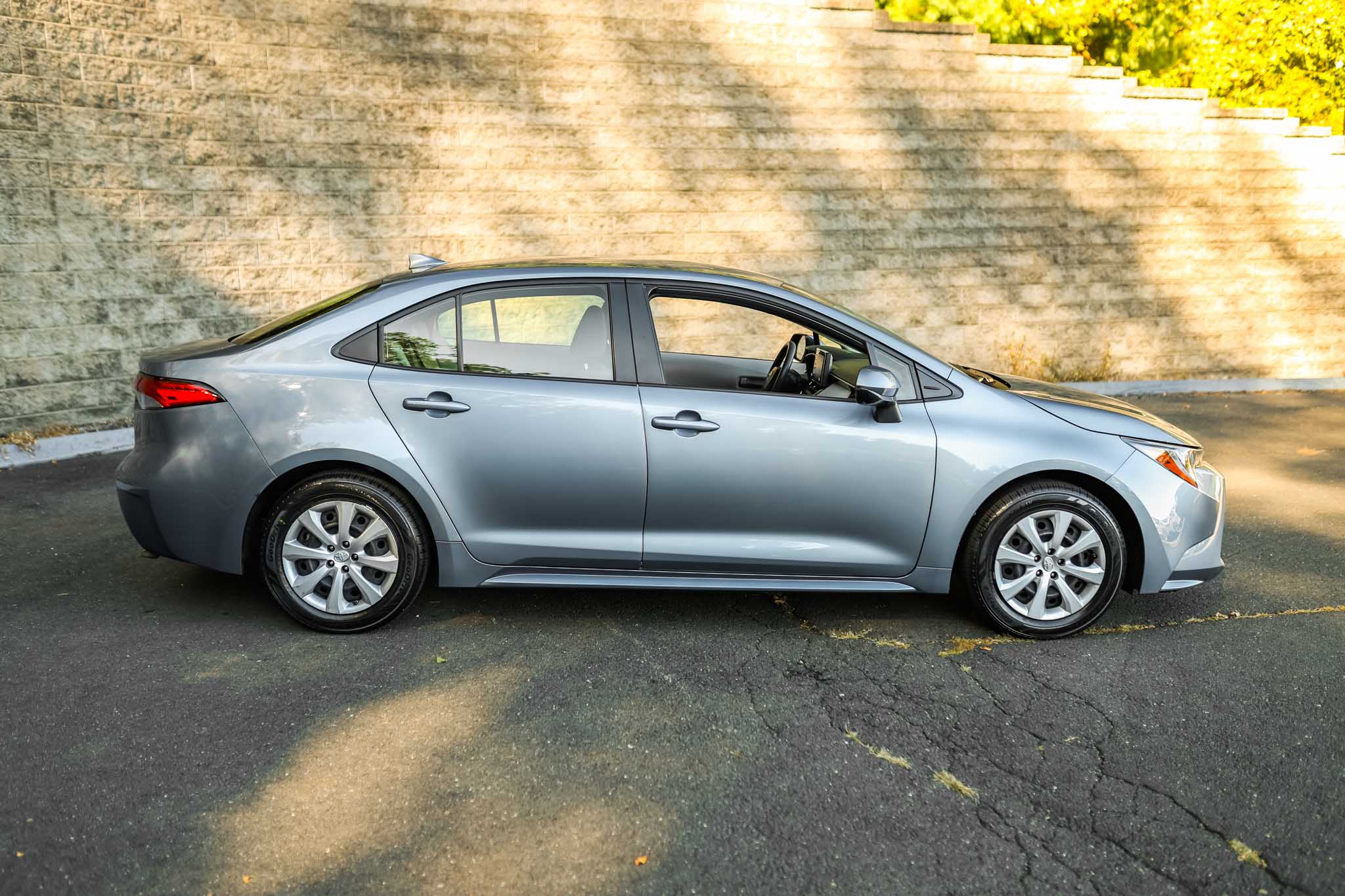 2022 Toyota Corolla LE photo 2