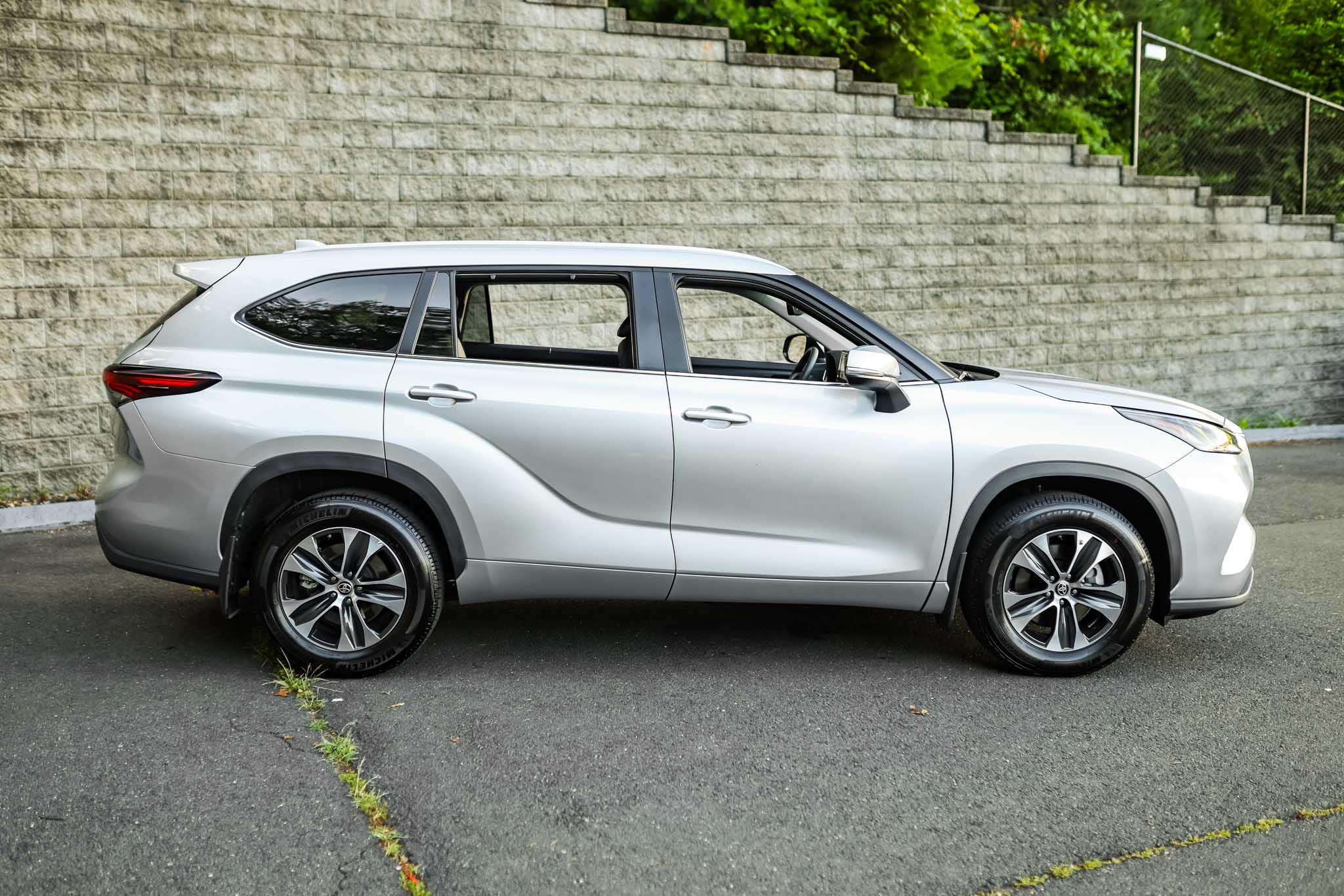 2025 Toyota Highlander XLE photo 4