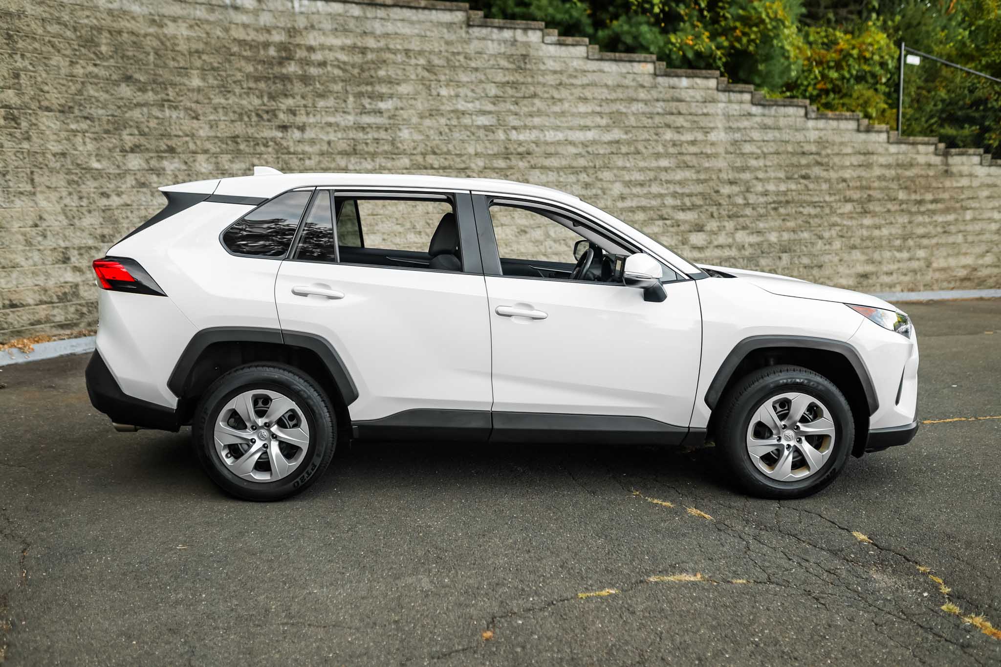 2022 Toyota RAV4 LE photo 4