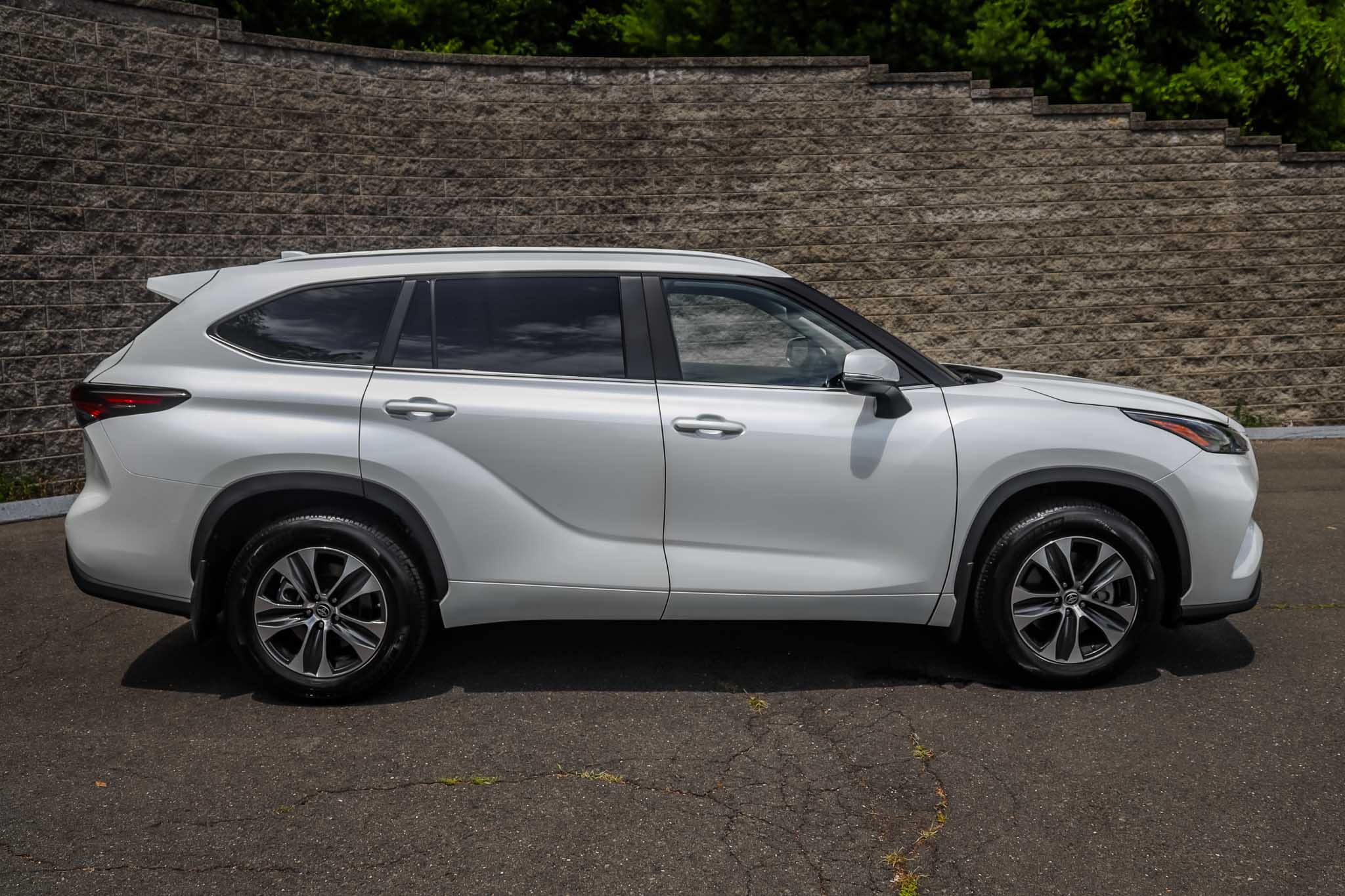 2025 Toyota Highlander XLE photo 3