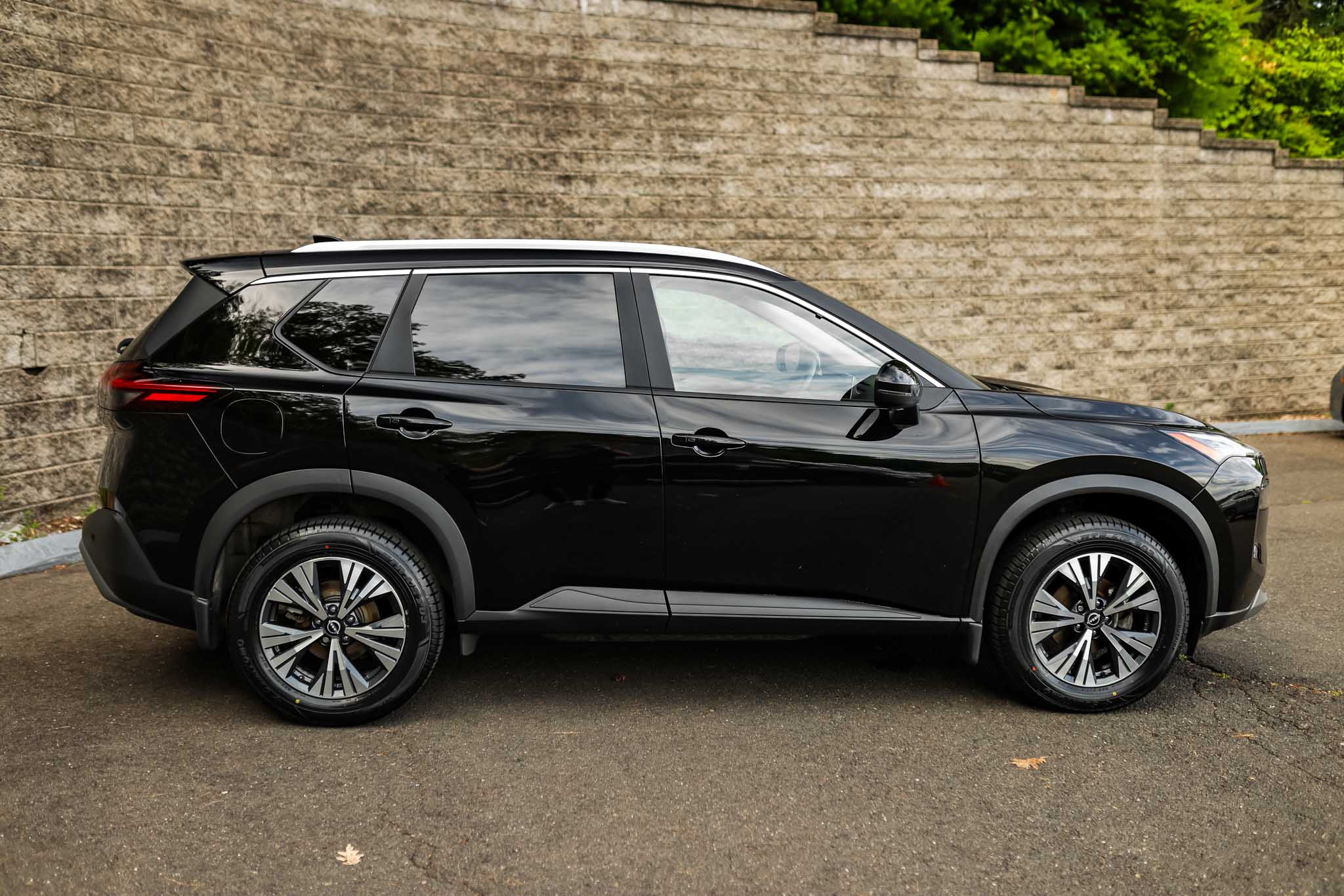 2023 Nissan Rogue SV photo 3