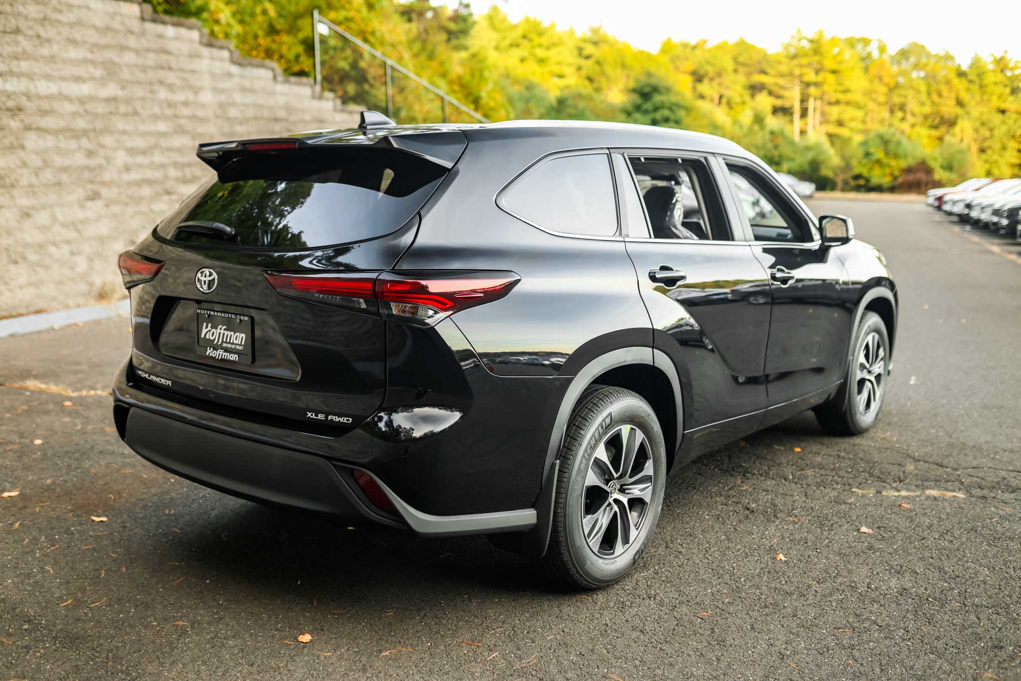 2025 Toyota Highlander XLE photo 3