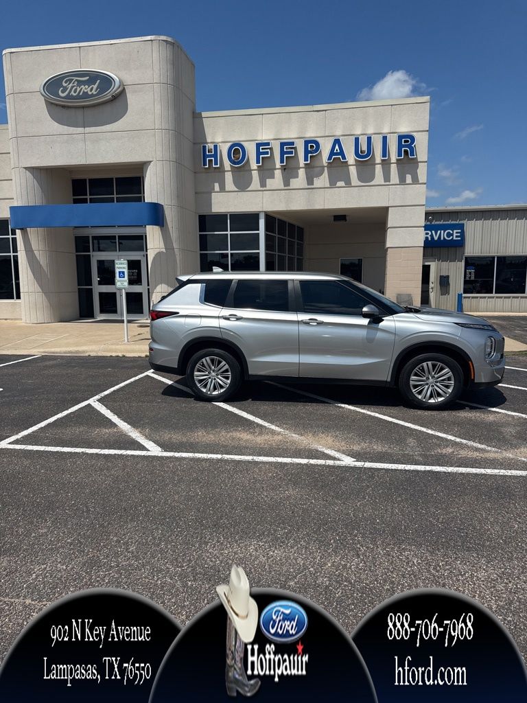 2024 Mitsubishi Outlander ES 2WD's photo