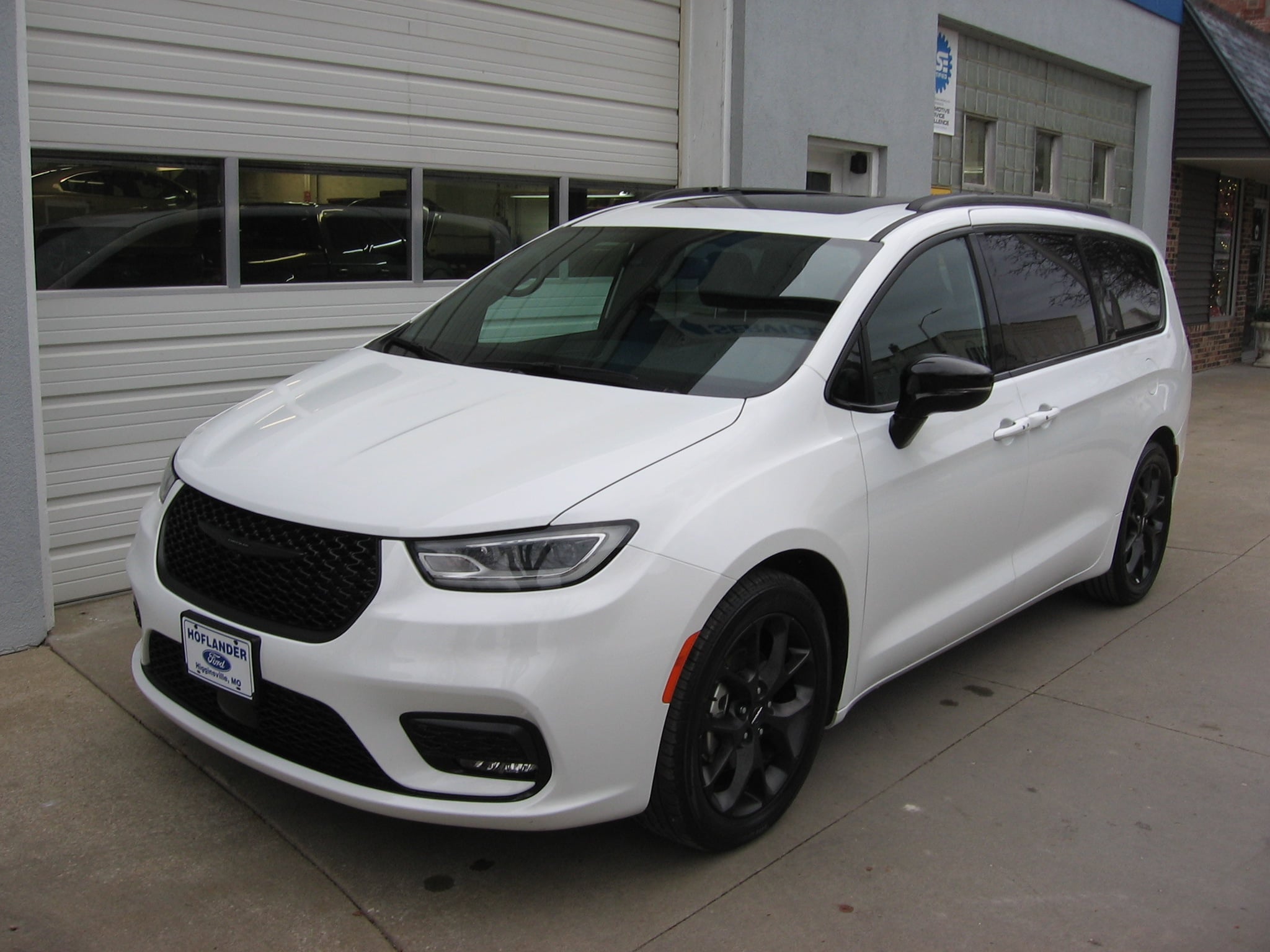 2025 Chrysler Pacifica Limited's photo