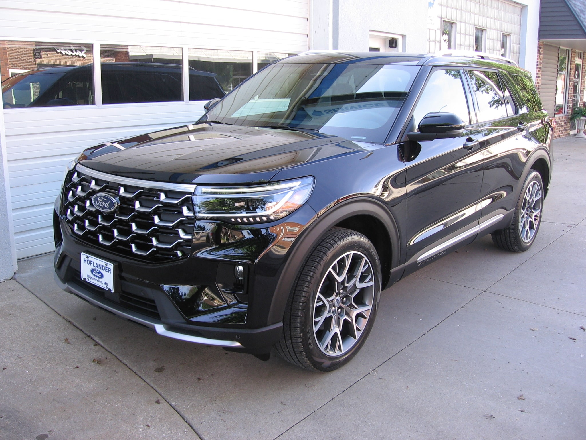 2025 Ford Explorer Platinum 4WD (PL535)'s photo