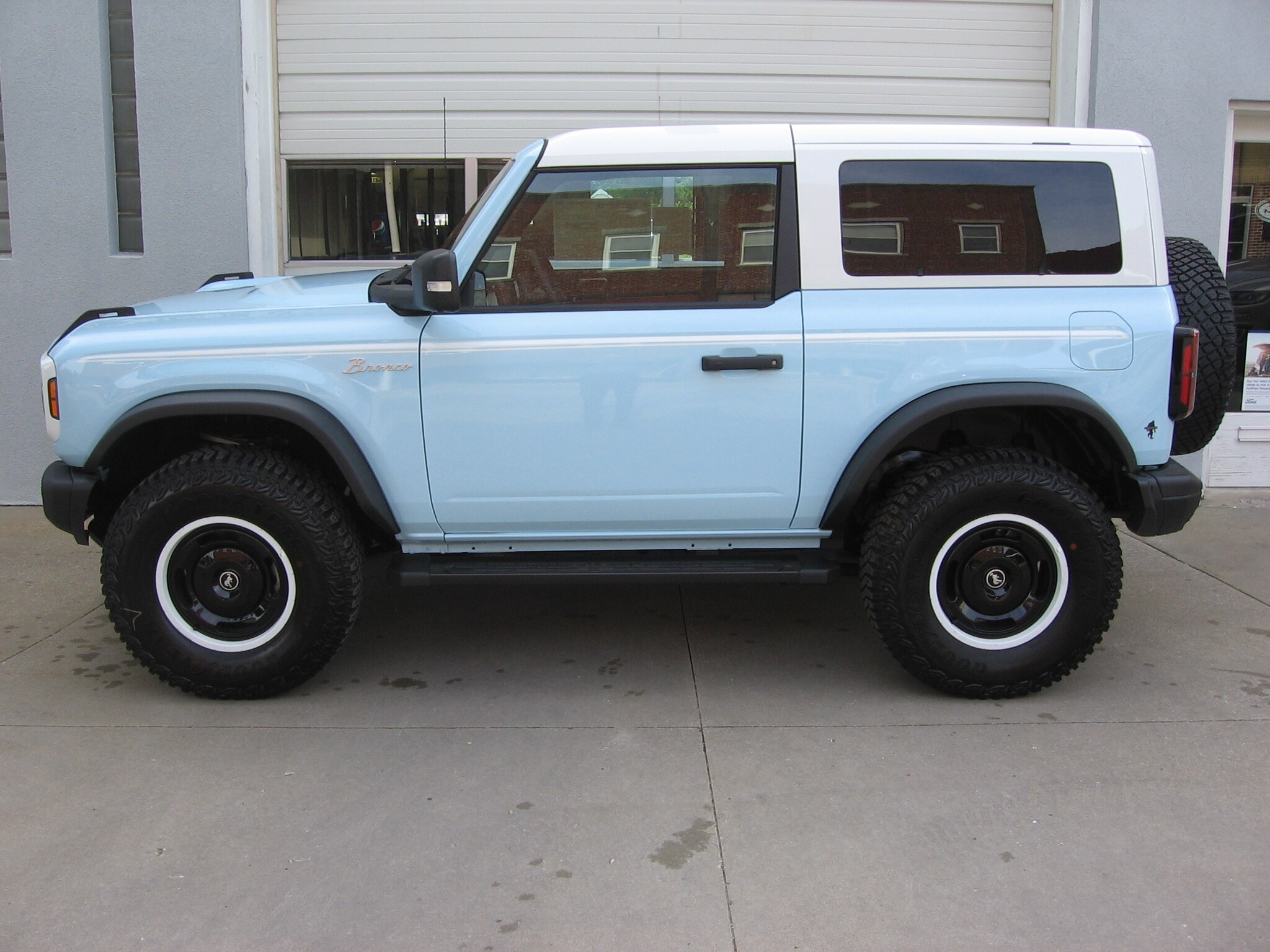 2024 Ford Bronco Heritage Limited First Edition photo 3