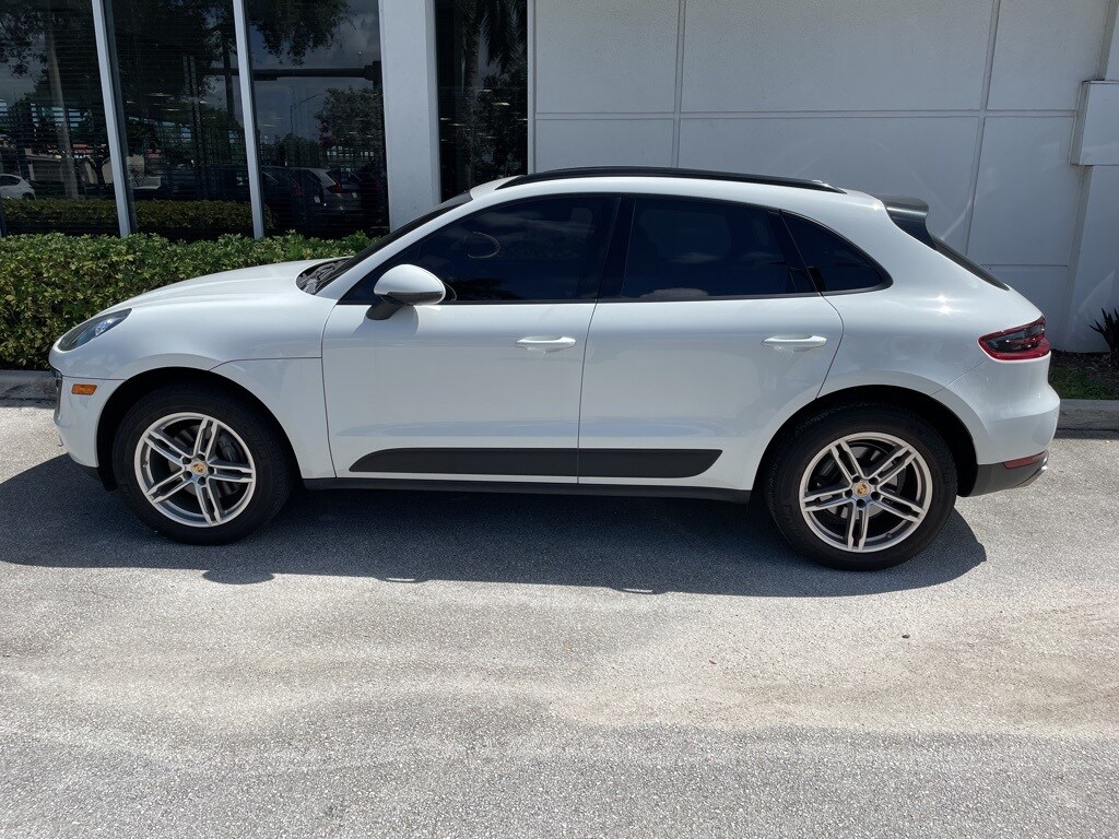 2017 Porsche Macan Base photo 3