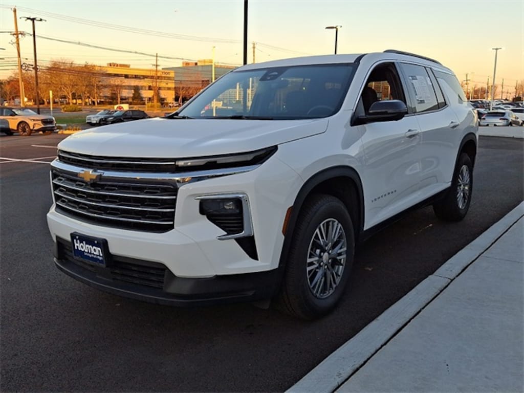 Used 2024 Chevrolet Traverse LT SUV