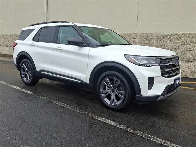 2025 Ford Explorer photo 2