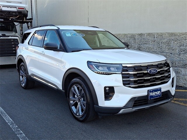 2025 Ford Explorer photo 2