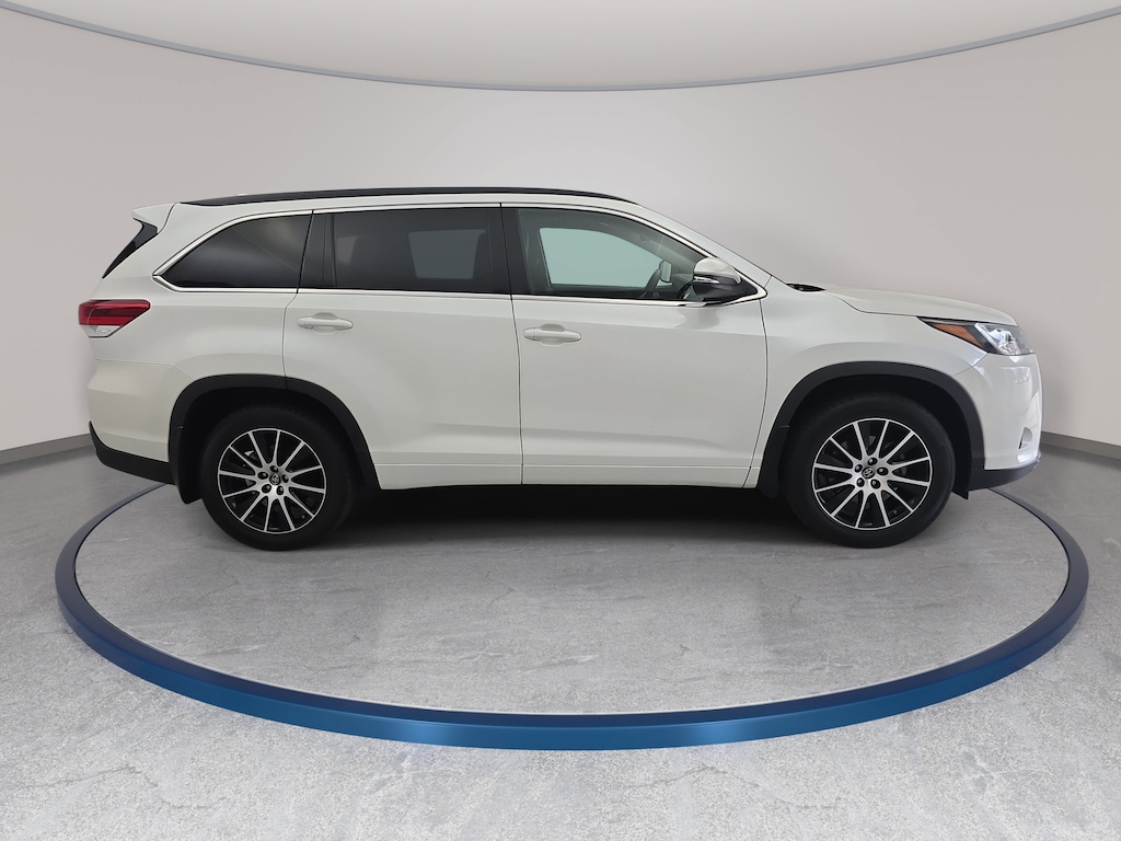 Used 2017 Toyota Highlander SE V6 SUV