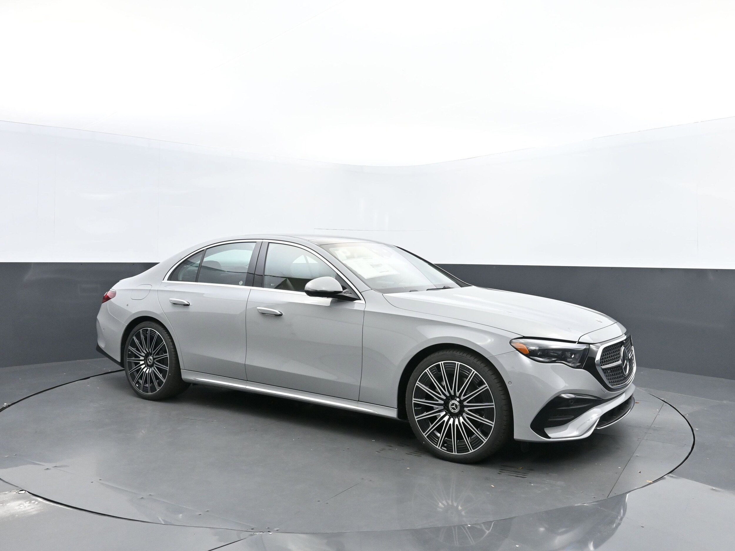 2025 Mercedes Benz E 350 4MATIC photo 3