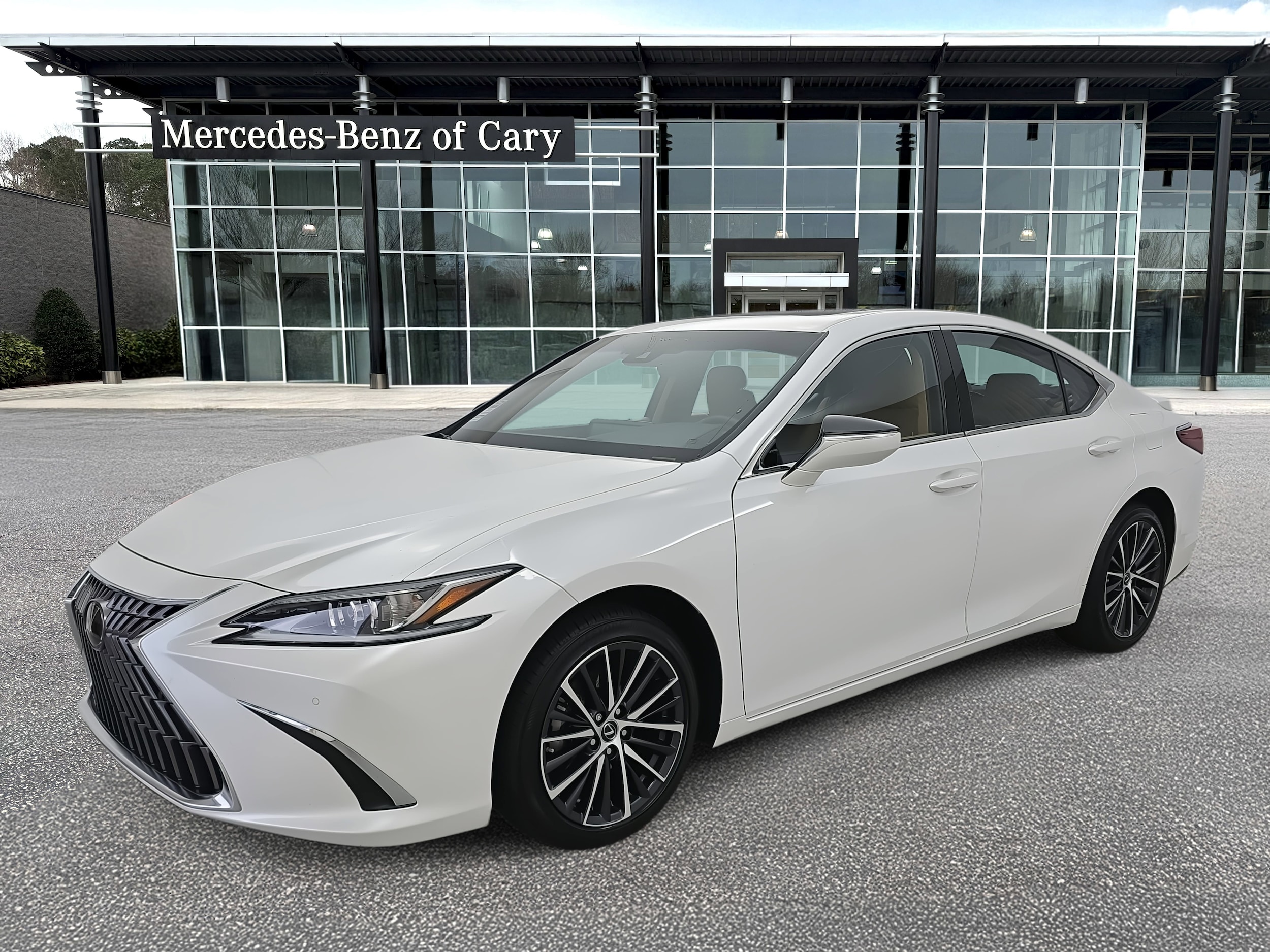 2022 Lexus ES 350's photo