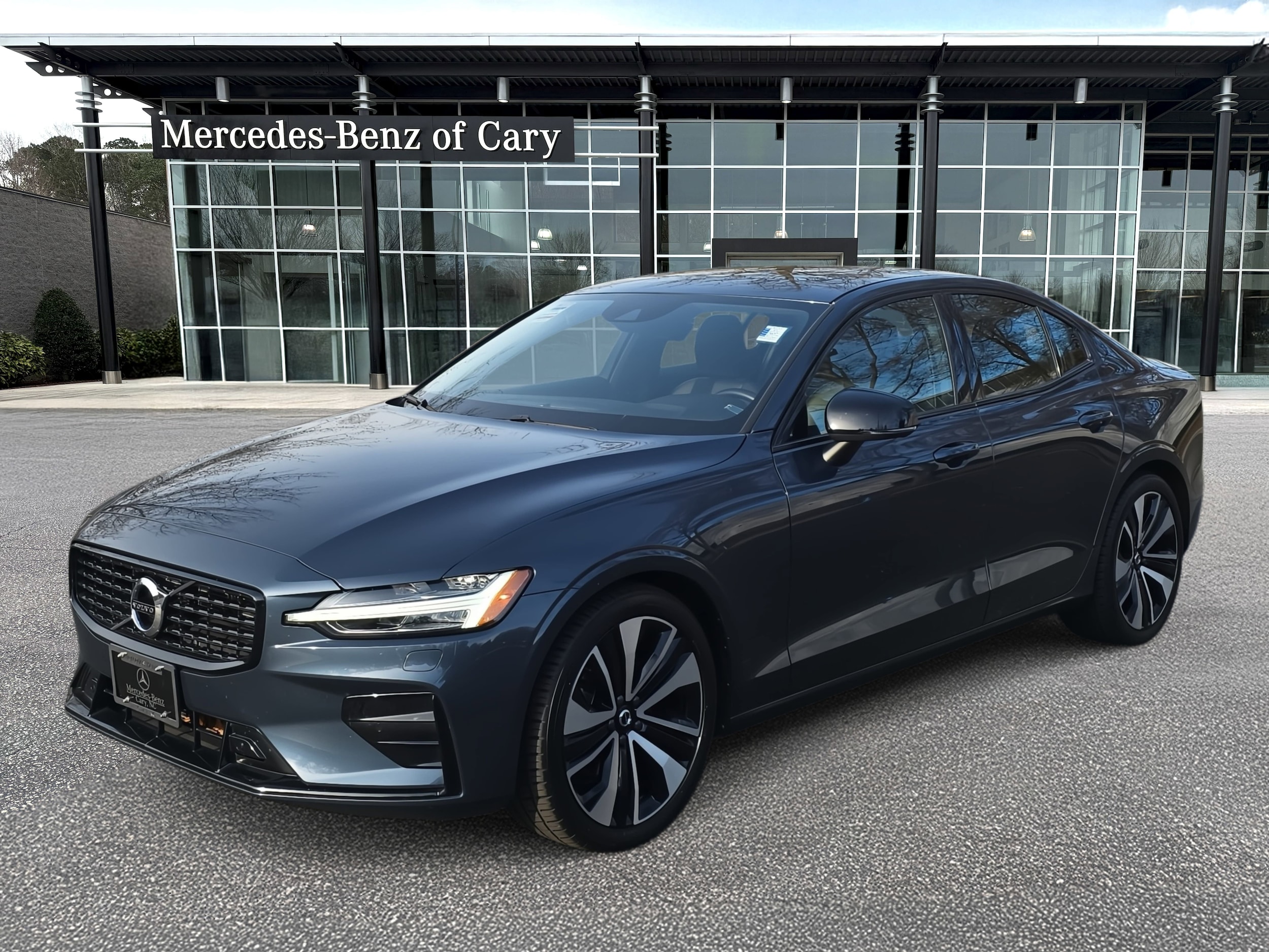 2022 Volvo S60 Momentum's photo