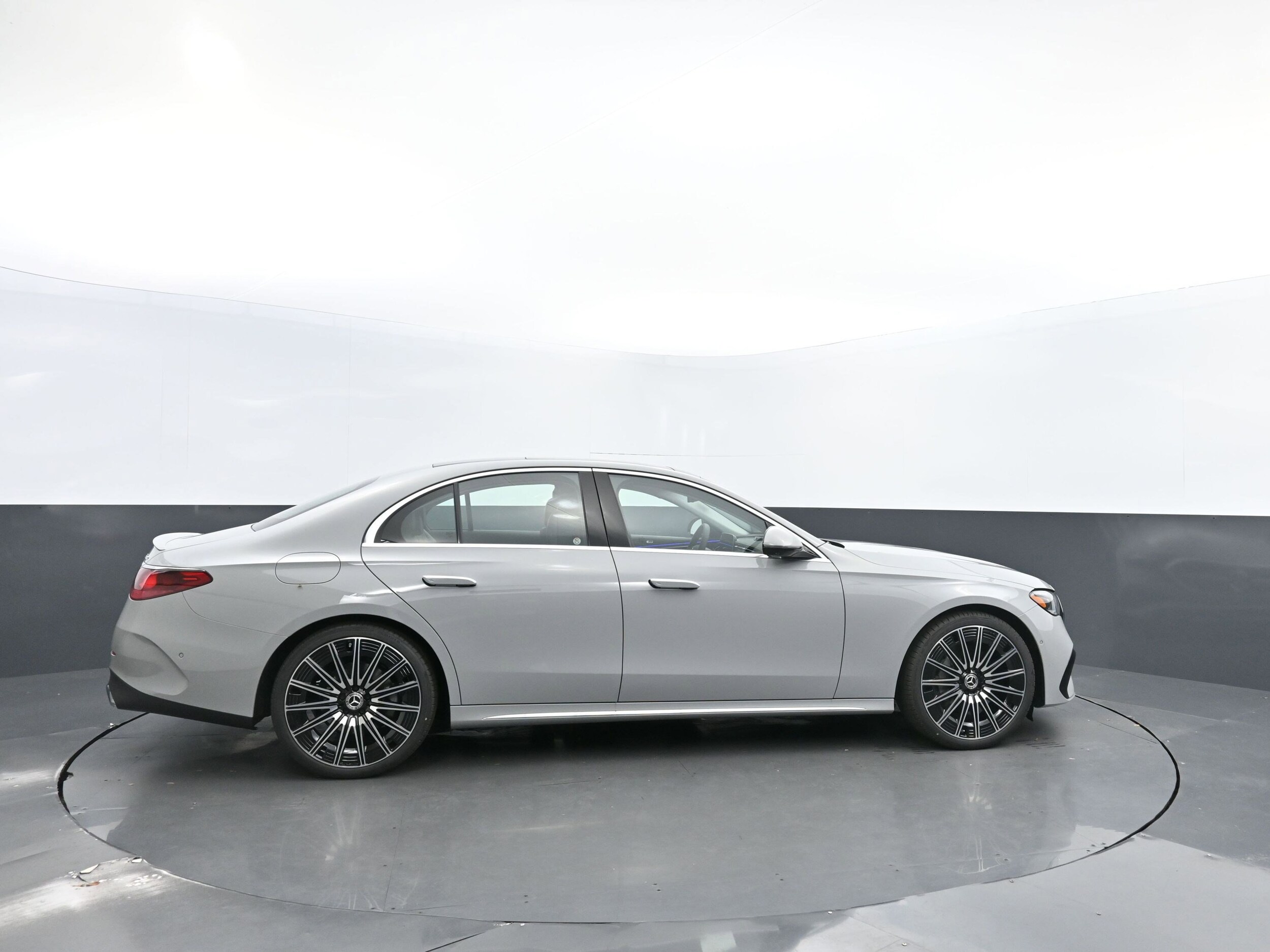 2025 Mercedes Benz E 350 4MATIC photo 4