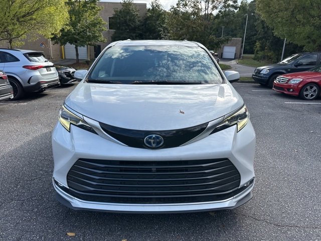 2022 Toyota Sienna Platinum photo 2