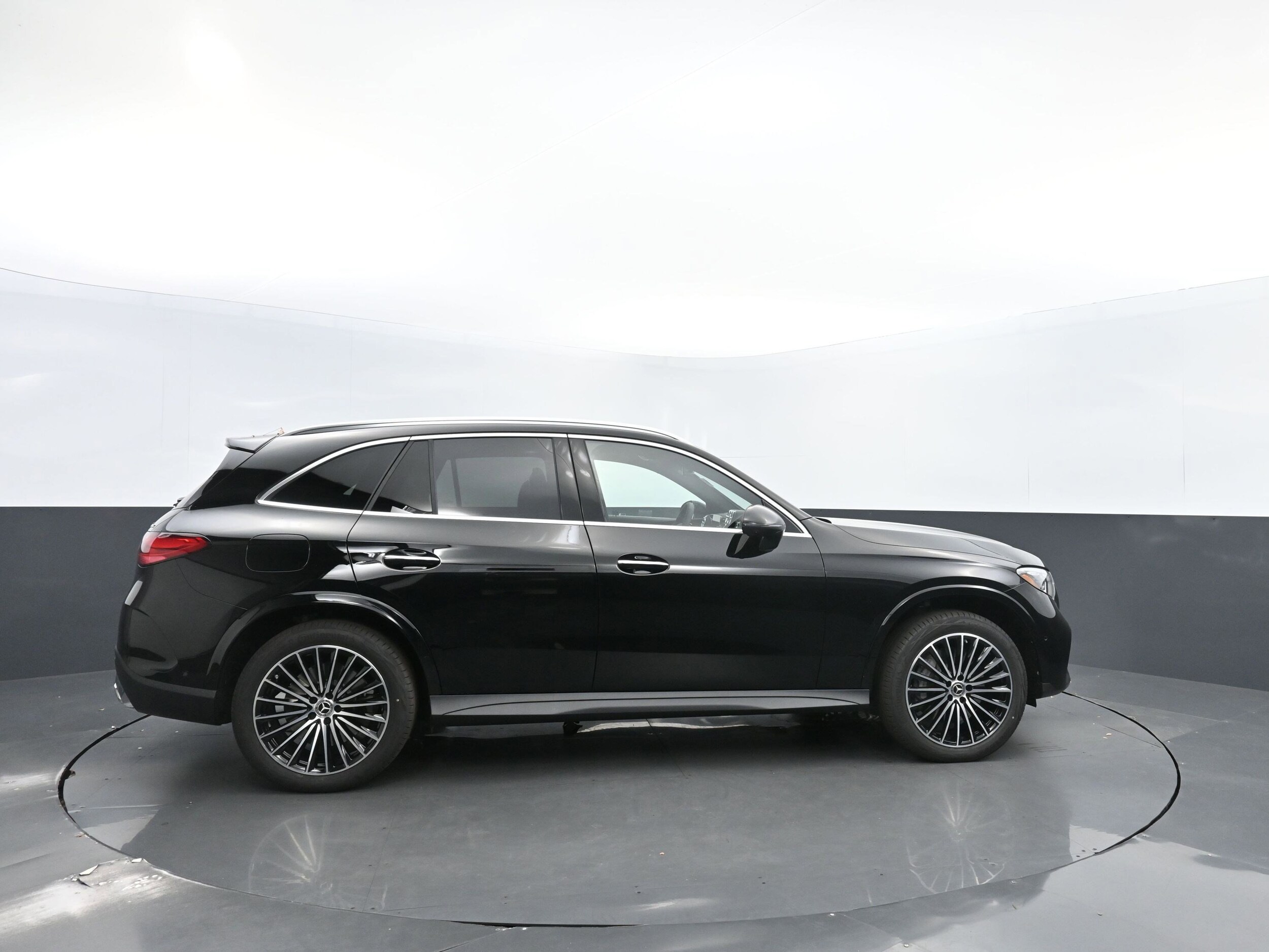 2025 Mercedes Benz GLC 350e 4MATIC photo 4