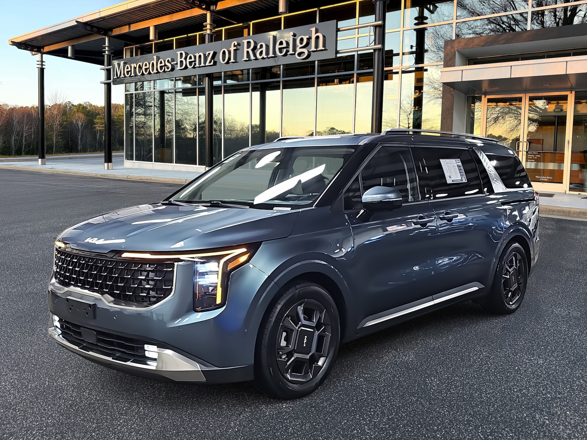 2025 Kia Carnival SX's photo