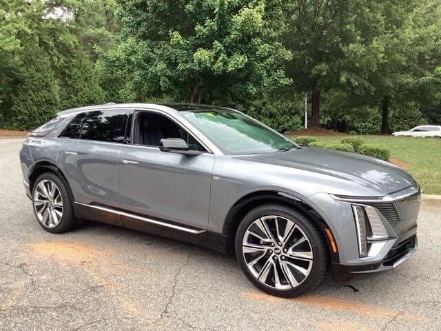 2023 Cadillac Lyriq Luxury photo 2