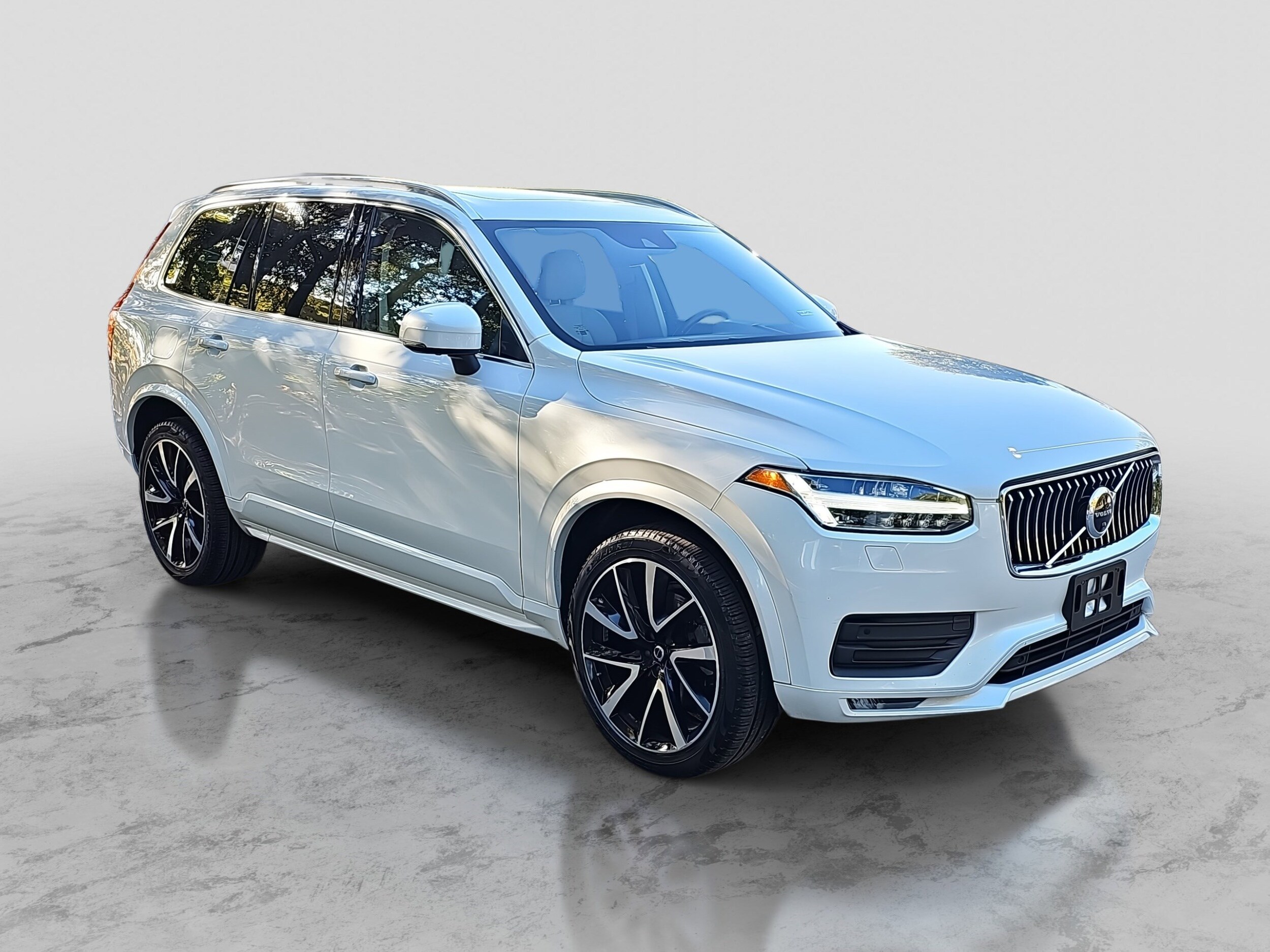2021 Volvo XC90 T6 AWD Momentum photo 2