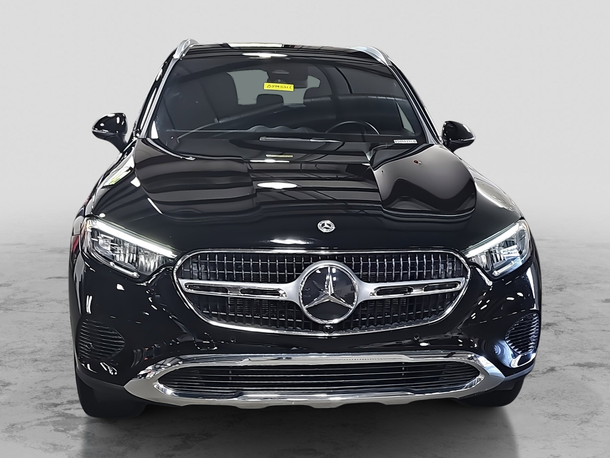 2025 Mercedes Benz GLC 300 photo 2