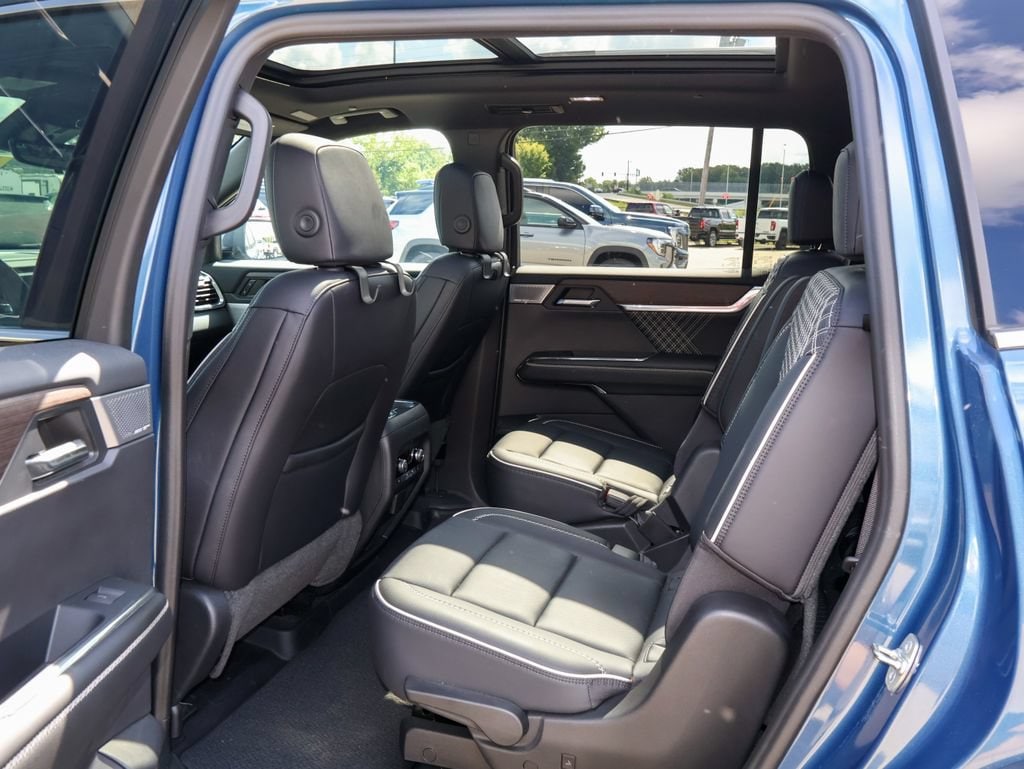 2024 GMC Acadia Denali - Photo 12