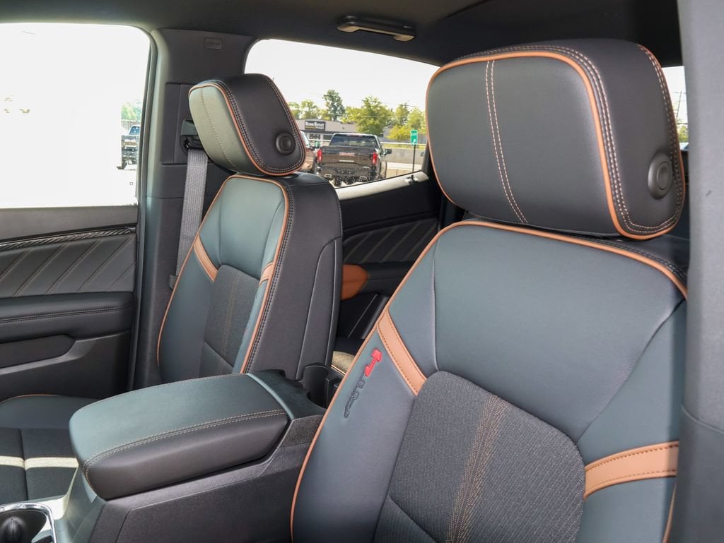 2026 GMC Canyon AT4 - Photo 11