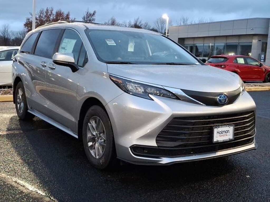 Used 2025 Toyota Sienna LE Minivan/Van
