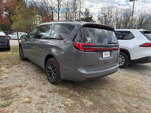 2021 Chrysler Pacifica Touring L photo 2